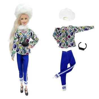 NK 1 szett Gyönyörű utazási sportruházat gyönyörű babáknak: fehér kalap+betűs felső+kék nadrág+deréktáska Barbie babának 1/6 DIY JÁTÉK
