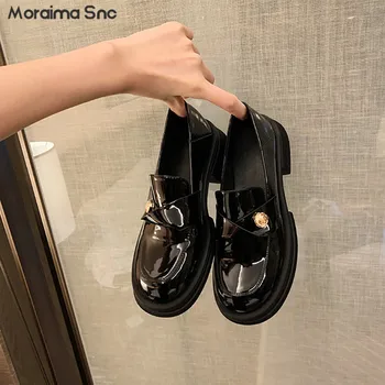Kis aranyérmékkel díszített cipók Kerek lábujj Fekete lakkbőr platform Vastag sarok Kis bőrcipő nőknek
