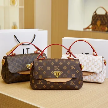 Kézitáskák nőknek 2023 Designer Luxus nyári szabadidő Kézi kis négyzet alakú táska bőr Egy váll keresztvázas táskák