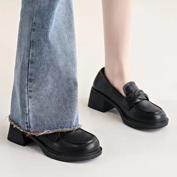 2023 Loafers Női magassarkú cipő Női magas sarkú cipő Fekete vaskos sarkú irodai naplopók Magas sarkú cipők Tavaszi őszi női cipők